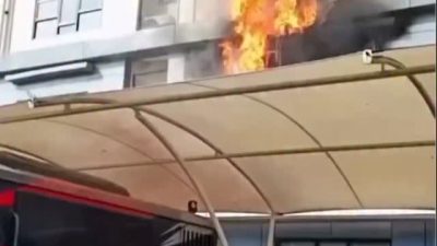 Petugas berusaha memadamkan kebakaran Polres Metro Jakarta Barat di lantai dua.