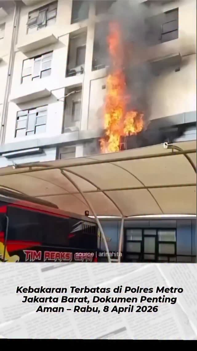 Petugas berusaha memadamkan kebakaran Polres Metro Jakarta Barat di lantai dua.