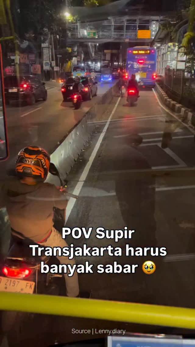 Pengendara motor melanggar aturan dengan masuk ke jalur khusus busway Transjakarta