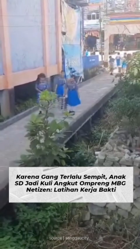 Siswa SDN 2 Sanggau mengangkut ompreng Makan Bergizi Gratis secara mandiri melewati gang sempit.
