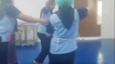 Viral! Pegawai SPPG Sumenep Asyik Karaoke dan Tabur Uang di Dapur