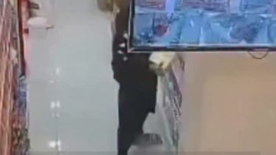 Terekam CCTV! Aksi Pencurian 2 Pria Sarungan dan 1 Wanita di Toko Viral