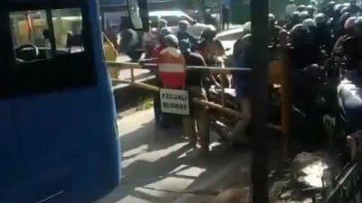 Aksi Nekat Motor Masuk Jalur Busway dan Lawan Arah Jadi Sorotan | Otista News