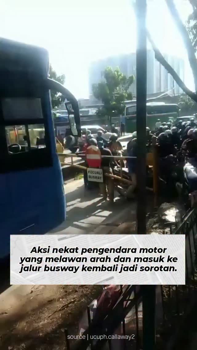Pengendara motor melawan arah dan menerobos jalur busway di Jakarta