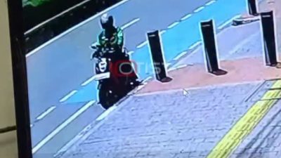 Rekaman CCTV maling helm di Otista berkedok driver ojol Grab mengambil helm di IM_Part samping Hotel Fiducia