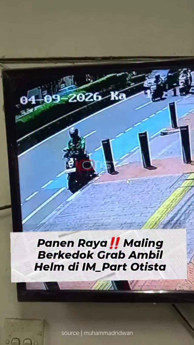 Rekaman CCTV maling helm di Otista berkedok driver ojol Grab mengambil helm di IM_Part samping Hotel Fiducia