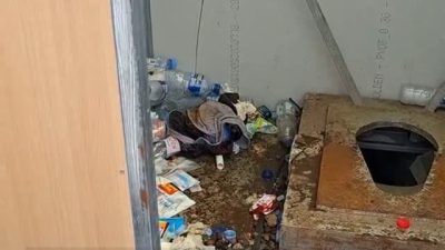 Penampakan memprihatinkan toilet outdoor Alun-Alun Surya Kencana Gunung Gede yang dipenuhi tumpukan sampah botol plastik dan kotoran pendaki.