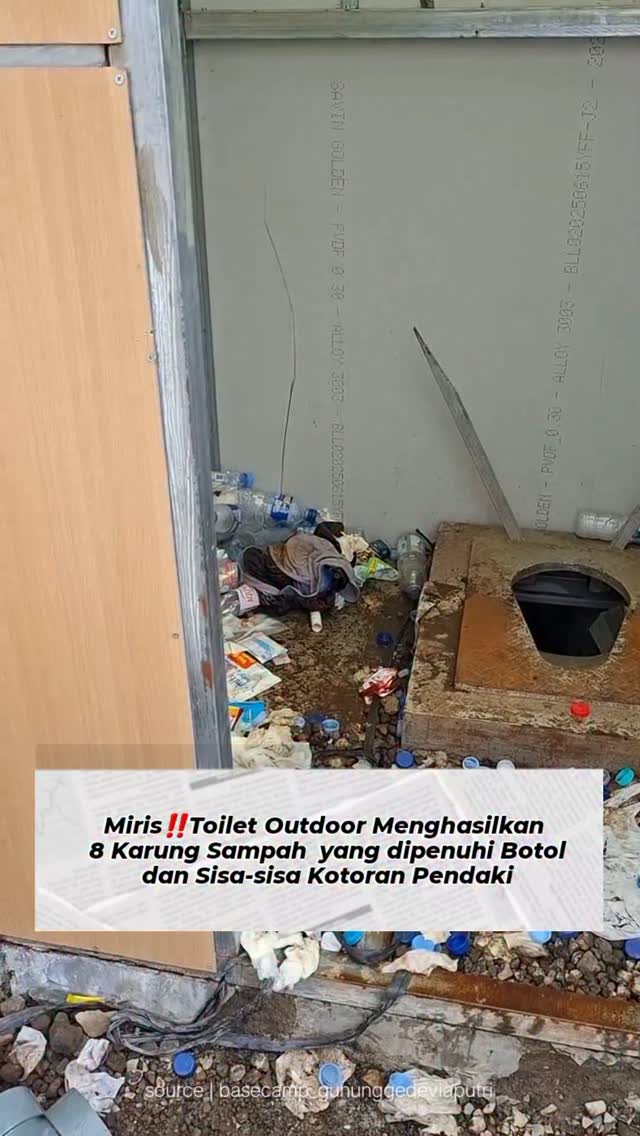 Penampakan memprihatinkan toilet outdoor Alun-Alun Surya Kencana Gunung Gede yang dipenuhi tumpukan sampah botol plastik dan kotoran pendaki.