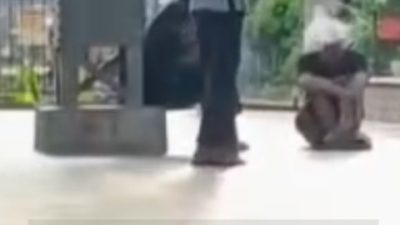 Penumpang KRL Ngevape di Peron Stasiun Jatinegara