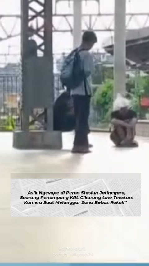 Penumpang KRL Ngevape di Peron Stasiun Jatinegara