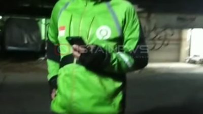 Driver ojol yang menjadi korban begal di Ciangsana, Bogor, tampak lemas setelah diancam senjata tajam oleh pelaku.