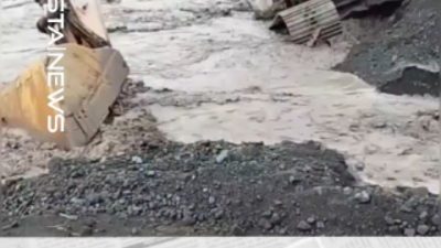 Proses banjir lahar Semeru menyeret ekskavator di Sungai Regoyo Lumajang