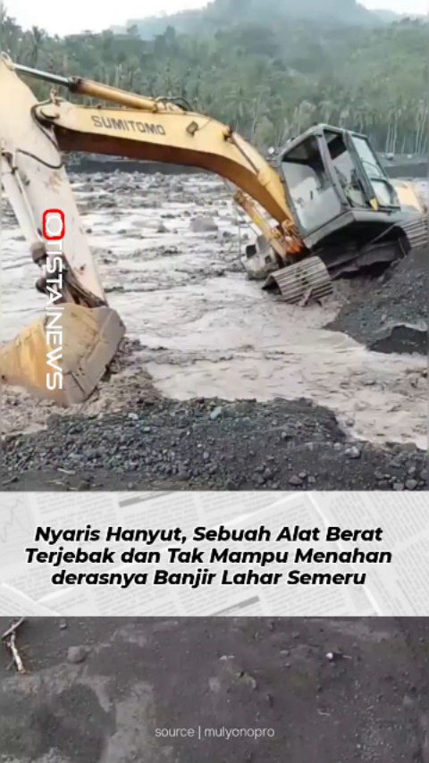 Proses banjir lahar Semeru menyeret ekskavator di Sungai Regoyo Lumajang