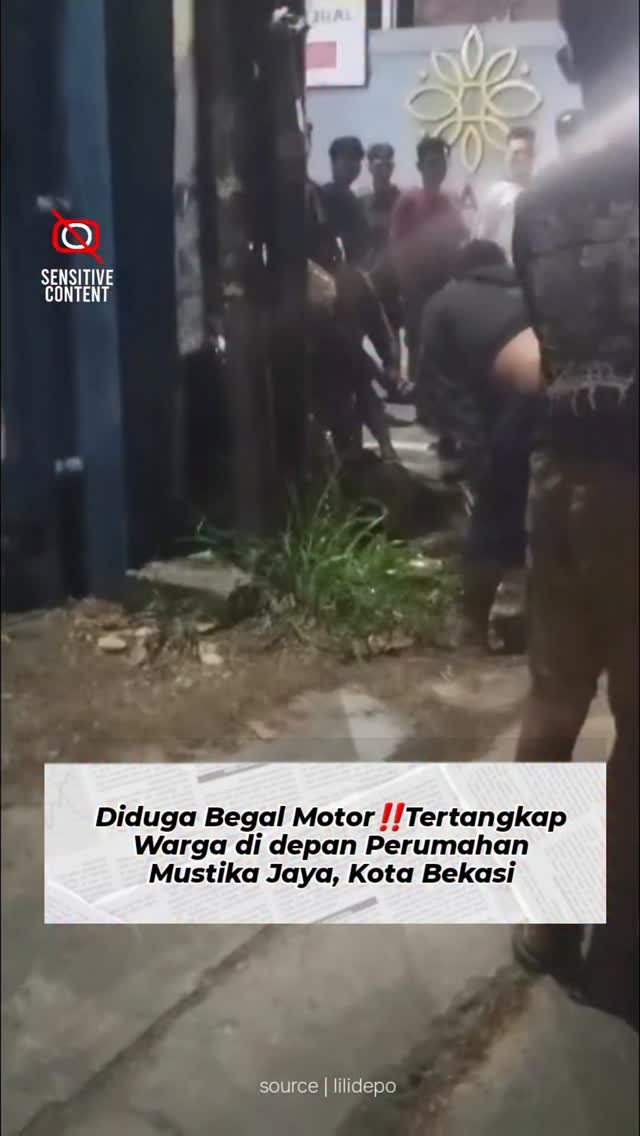 Warga mengamankan dan mengikat seorang pria yang diduga sebagai pelaku begal motor di depan Perumahan Mustika Jaya Kota Bekasi.