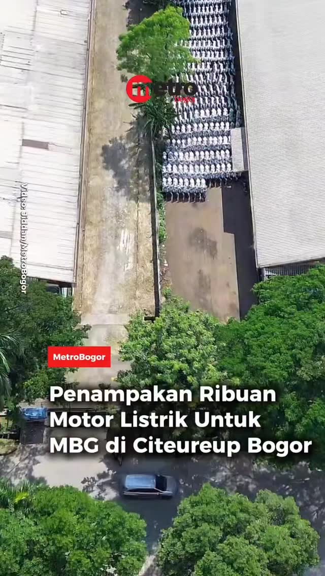 Deretan ribuan motor listrik trail produksi dalam negeri di gudang Citeureup Bogor untuk operasional program Makan Bergizi Gratis.