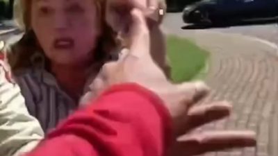 Perdebatan panas yang berujung pada kericuhan antara seorang wanita dan teknisi di area perumahan The Orchard Summarecon Bekasi.