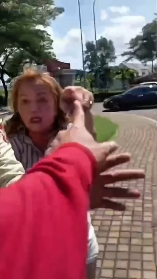 Perdebatan panas yang berujung pada kericuhan antara seorang wanita dan teknisi di area perumahan The Orchard Summarecon Bekasi.