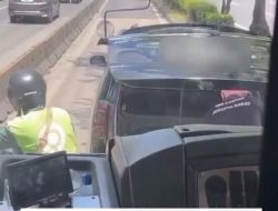 Waduh! Mobil Pribadi Mogok di Jalur Busway, Netizen Malah Salfok ke Tulisan Baju Pengendaranya!