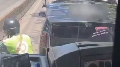 Waduh! Mobil Pribadi Mogok di Jalur Busway, Netizen Malah Salfok ke Tulisan Baju Pengendaranya!