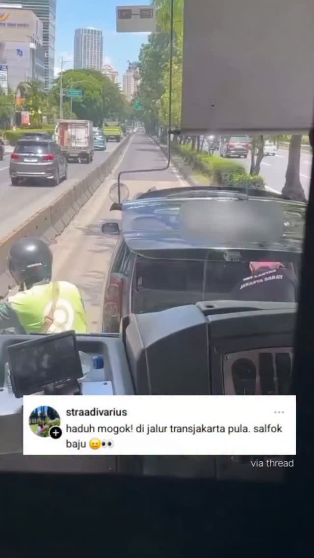 Penampakan minibus hitam yang mogok di jalur khusus busway Transjakarta menghalangi laju bus.