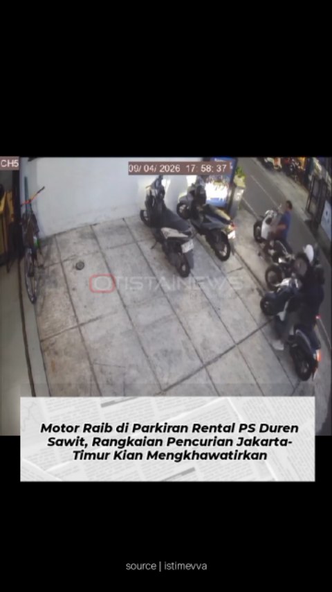 Rekaman CCTV aksi pencurian motor di Duren Sawit yang terjadi di parkiran rental PS Quez Game and Cafe Pondok Bambu.