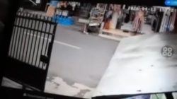 Rekaman CCTV aksi maling motor di Cipinang Muara yang menggasak Honda Beat warna merah hitam.