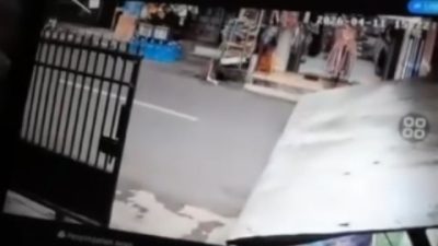 Rekaman CCTV aksi maling motor di Cipinang Muara yang menggasak Honda Beat warna merah hitam.